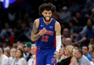 Shams：自由球员以赛亚-利弗斯和太阳签下一份双向合同