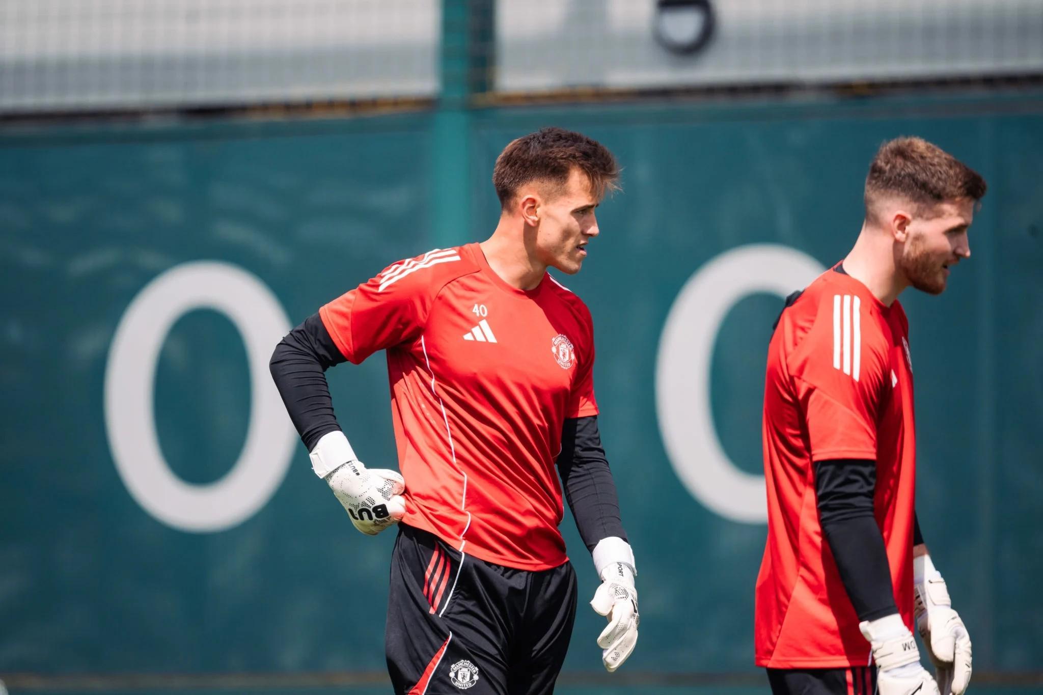 开云体育官网-英媒：曼联季前赛门将位置存疑；小将维特克在俱乐部评价很高