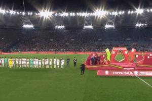 开云-不满意！孔塞桑拒绝戴亚军奖牌，领奖前卡拉布里亚拍了下他后背