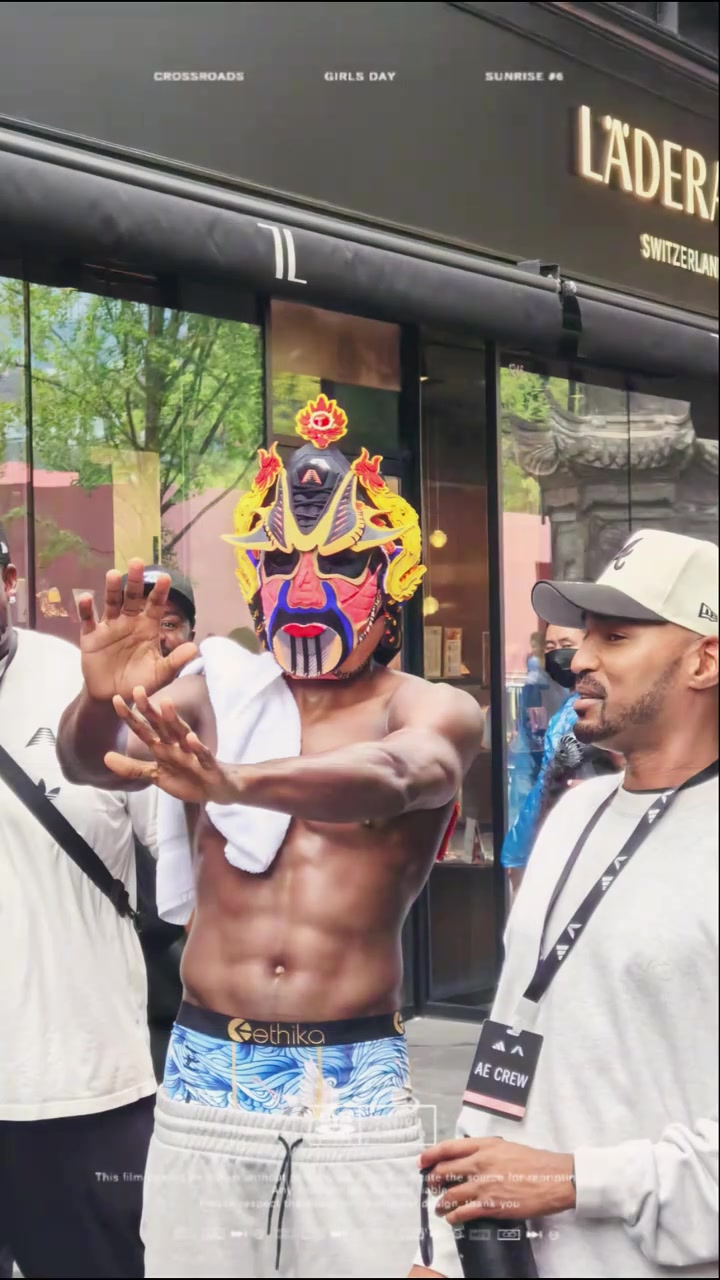 kaiyun.com-成都太古里惊喜邂逅：华子扮赵云半裸上身，亲切与球迷互动握手