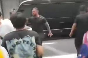 开云体育官网-球迷解读老詹中国行保镖骂人事件：球迷没有拦车 希望保镖道歉