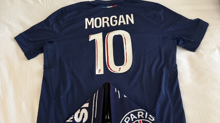 开云-摩根晒巴黎10号球衣&amp;围巾：做一晚上巴黎球迷，冲呀巴黎！