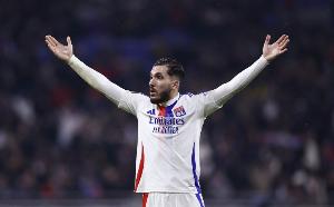 里昂对阵英格兰球队8胜10平8负，对阵曼联3平2负未尝一胜