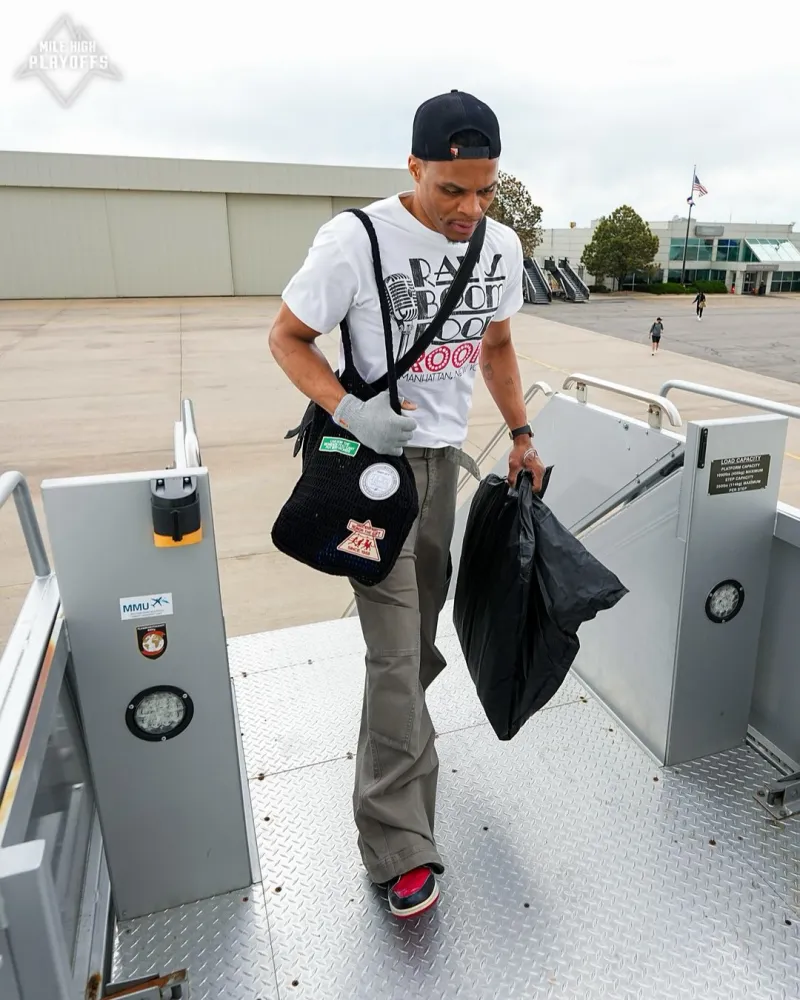 😢美媒晒威少登机时戴手套照片：威少手指可能伤势不轻