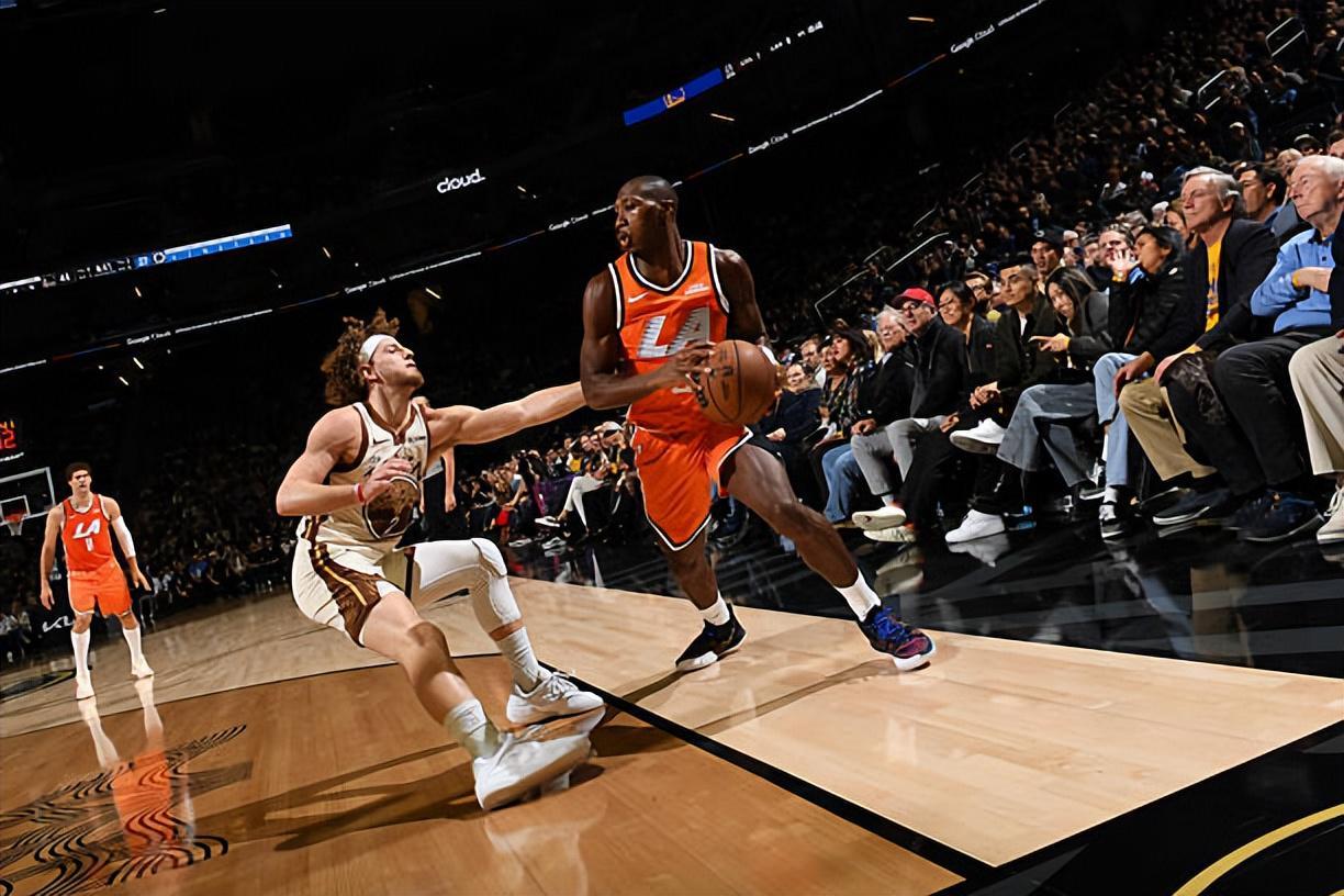 开云体育-打出了准三双数据，快船后场大闸的进攻才能正在不断被激发出来？