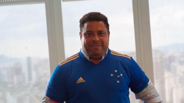 老板罗纳尔多穿的第一件克鲁塞罗球衣 卖了1万欧