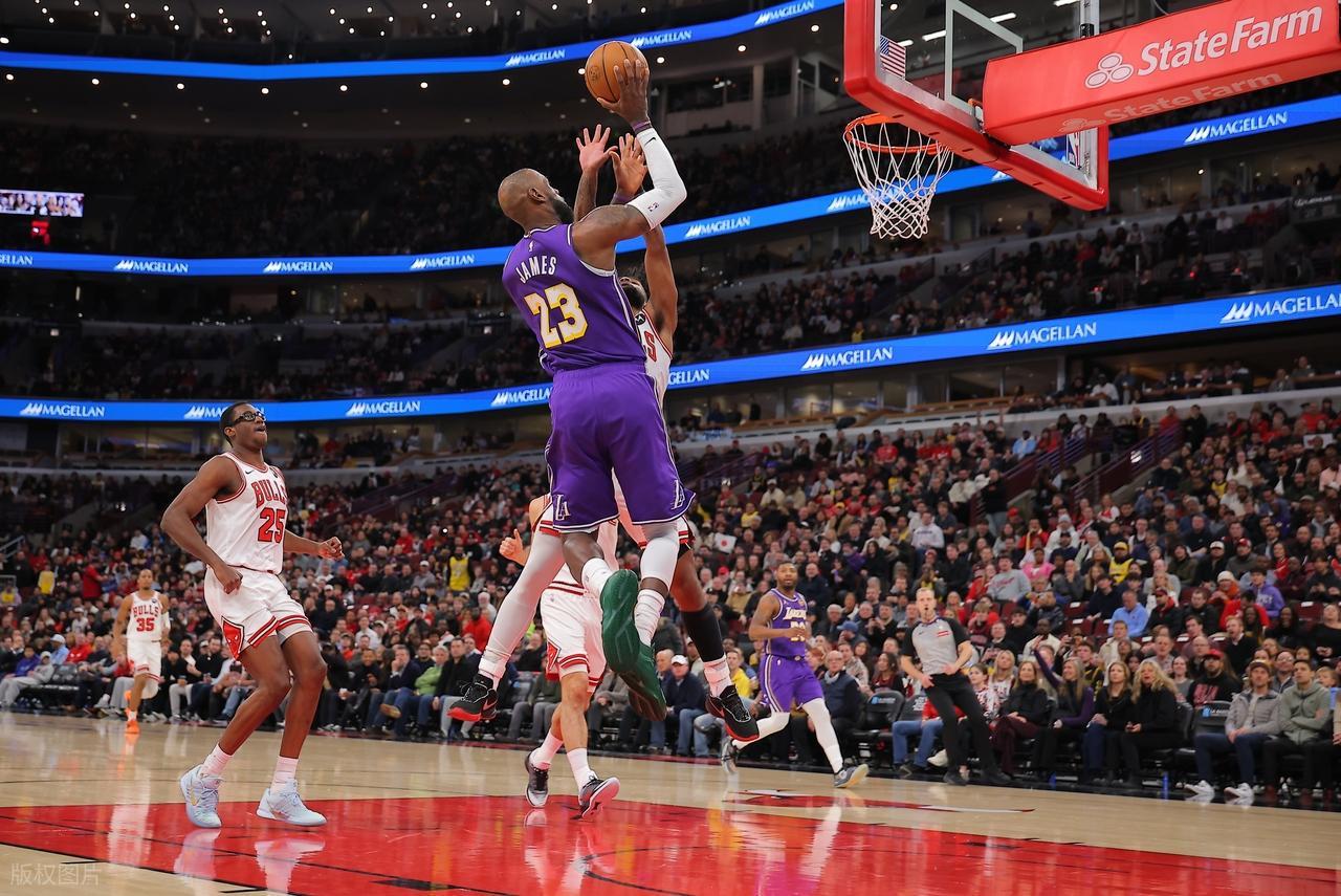 开云体育官网-历史首人！詹姆斯下半场太辣眼！打爆公牛，东契奇狂轰46+7+11！