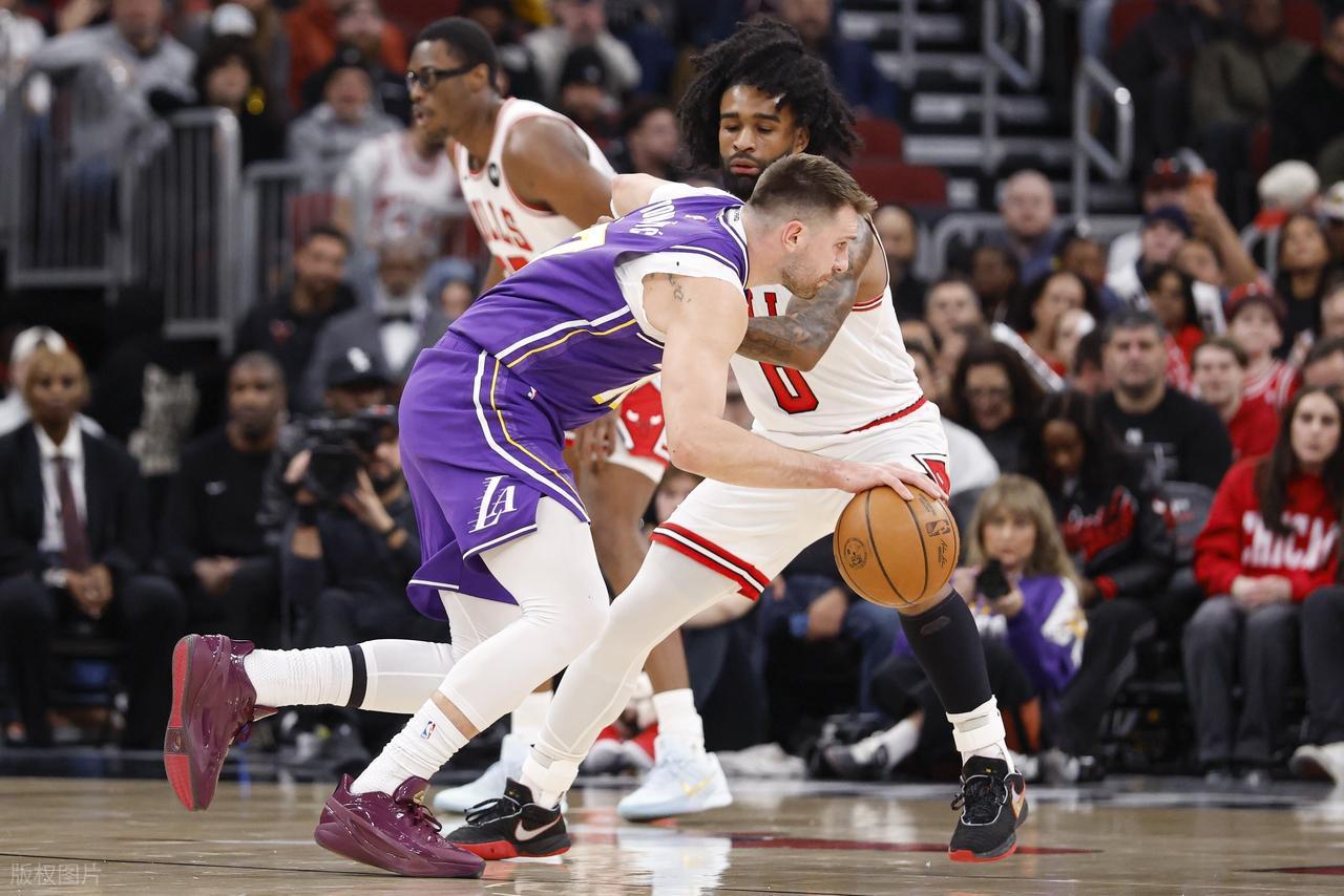 开云体育官网-历史首人！詹姆斯下半场太辣眼！打爆公牛，东契奇狂轰46+7+11！