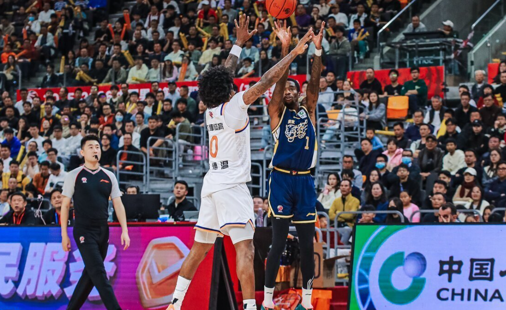 开云体育官网-看了阿旺奎因互相甩锅拒投三分的名场面，才知道广东队架构有多糟