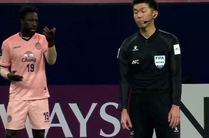 开云-蓉城逃过一劫！武里南进球被吹，VAR介入3分钟，越位毫厘之间