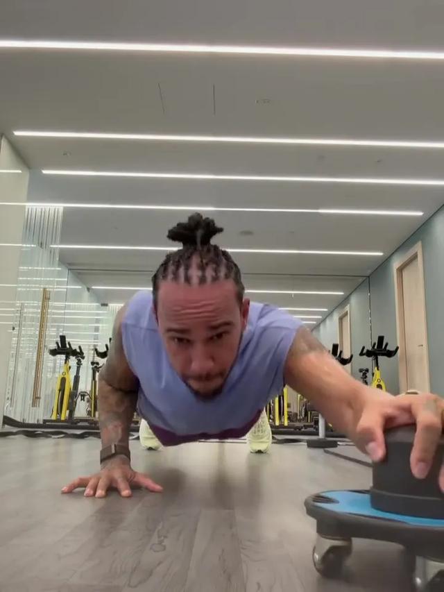 kaiyun.com-41岁汉密尔顿大秀魔鬼筋肉！地狱级训练狂飙荷尔蒙，卡戴珊赚麻了