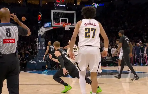 开云-伤不起！迪温琴佐无对抗小腿拉伤走回更衣室，退出本场比赛