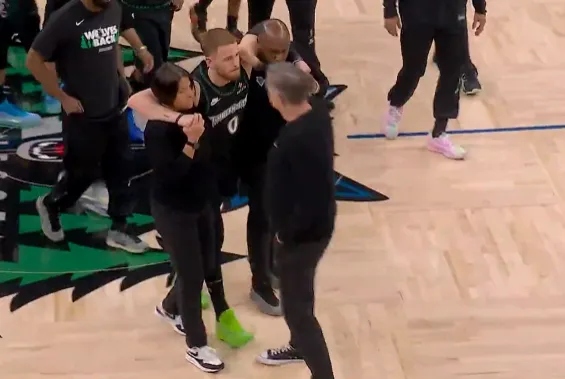 开云-伤不起！迪温琴佐无对抗小腿拉伤走回更衣室，退出本场比赛