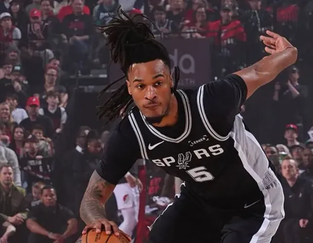 开云-卡斯尔3战场均22.7分5.3板5.7助1断，命中率41.2%&amp;amp;三分40%